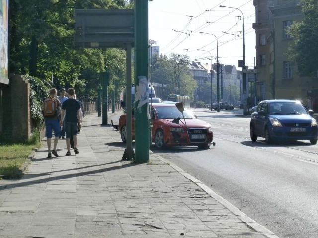 Wypadek na Grunwaldzkiej: Samochód zgniótł taczkę