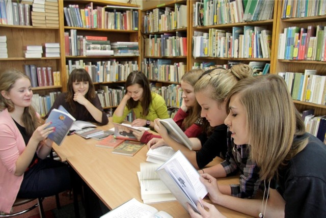 Obecnie w szkołach realizuje się wiele programów, które mają zachęcić uczniów do czytania. Poloniści obawiają się, że nowy kanon lektur może przynieść odwrotny efekt i zniechęci dzieci do książek