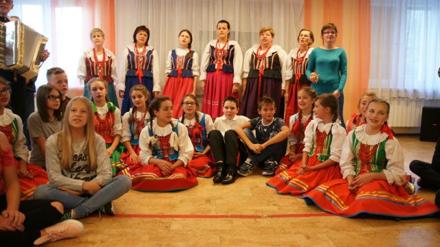 Zespoły z gminy Smyków: Królewiaczki i Smykovia dały swym koncertom mieszkańcom domu pomocy wiele radości