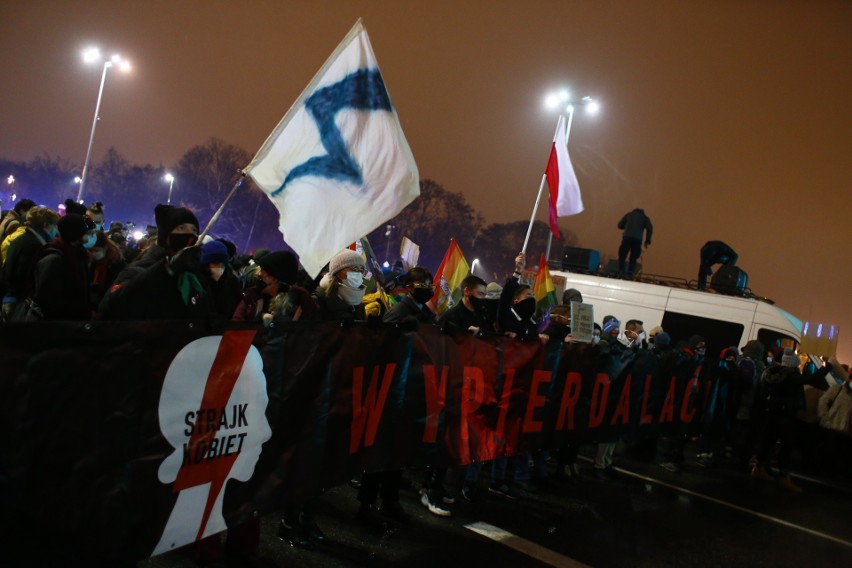 Warszawa: Strajk kobiet przed siedzibą TK. Cztery osoby zatrzymane, w tym Klementyna Suchanow [ZDJĘCIA]