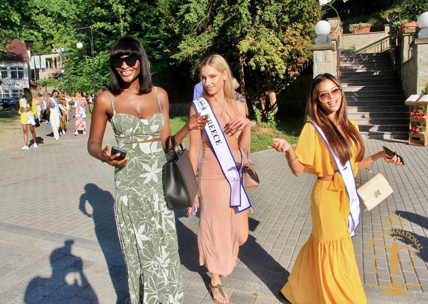 Kandydatki Miss Supranational 2022 zwiedzały Krynicę-Zdrój. Najpiękniejsze kobiety świata bawiły się na Górze Parkowej