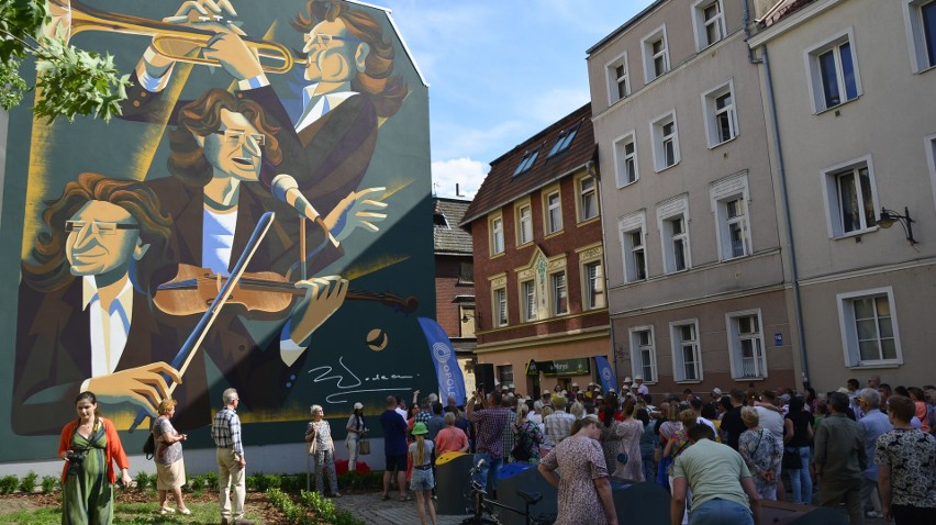 Tłumy opolan przyszły zobaczyć mural Zbigniewa Wodeckiego.