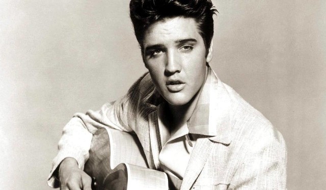 Najwierniejsi fani Elvisa Presleya uważają, że król rock'n'rolla upozorował swoją śmierć i ich idol wciąż żyje. Gdyby tak było, dziś skończyłby 84 lata. Jak przedstawiają się inne hipotezy o śmierci piosenkarza?Zobacz na następnych kartach