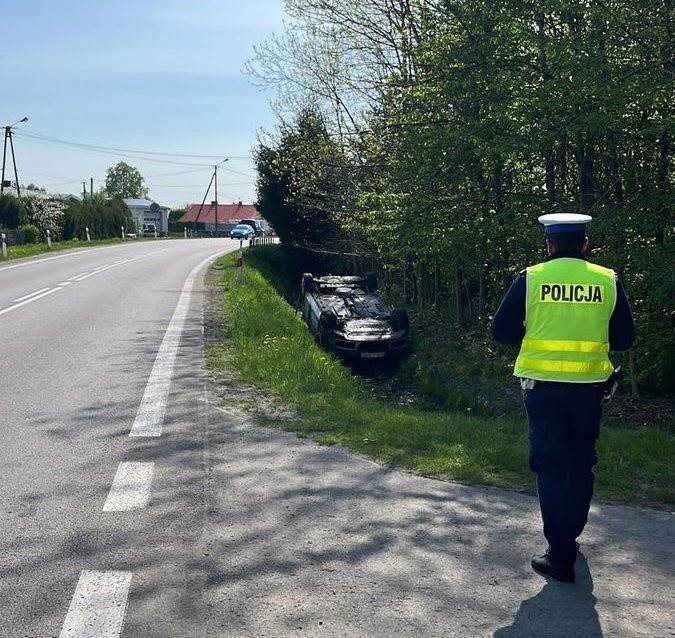 Dachowanie samochodu w Kolbuszowej. 41-latka nie dostosowała prędkości do warunków panujących na drodze [ZDJĘCIA]