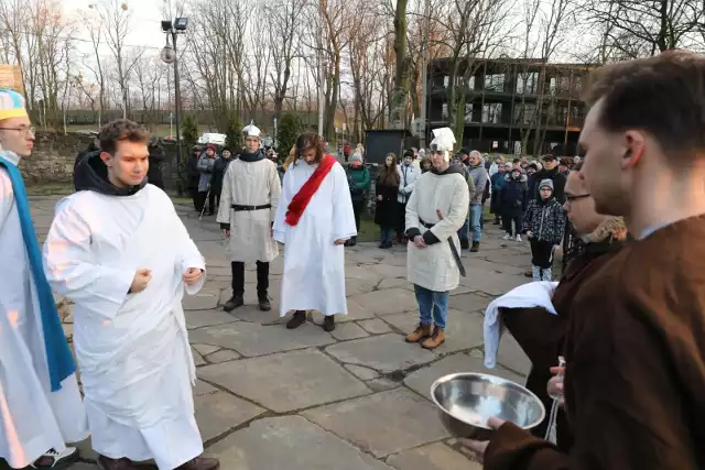 Drogę krzyżową przygotowuje od lat młodzież parafii.