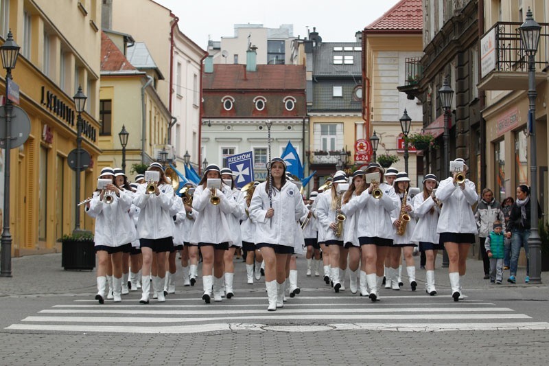 Parada samorządów terytorialnych ulicami Rzeszowa...