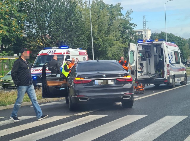 Do potrącenia doszło w czwartek, 3 września, na przejściu dla pieszych przy ul. Sulechowskiej w Zielonej Górze. Potrącenie miało miejsce przed galerią Gaja.Informację o potrąceniu dostaliśmy od naszych Czytelników. Z pierwszych ustaleń wynika, że kierowca bmw na niemieckich numerach rejestracyjnych potrącił kobietę, która przechodziła przez przejście na ul. Sulechowskiej. Po potrąceniu kobieta była przytomna. Na miejsce wezwano służby ratunkowe. Przyjechała też policja, która ustali dokładny przebieg tego zdarzenia. Po potrąceniu na ul. Sulechowskiej jeden pas był wyłączony z ruchu. Stało na nim bmw kierowcy, który potrącił pieszą oraz służby ratunkowe.  Zobacz też wideo: Rozpędzony samochód staranował kobietę, która szła z psem poboczem. Zwierzę zginęło na miejscu