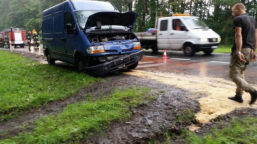 Policjanci ustalają, jak doszło do zderzenia i kto był jej...