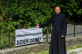 Od kilku dni w Białych Błotach wszyscy mówią sobie "Dzień dobry". O co chodzi? [zdjęcia]