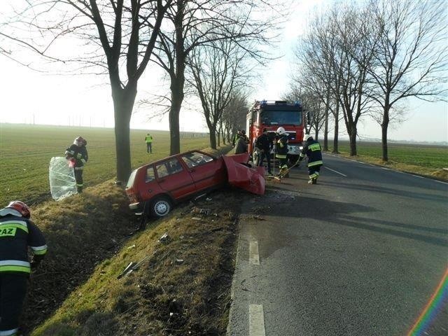 Fiat uderzył w drzewo, kierowca jest ranny.