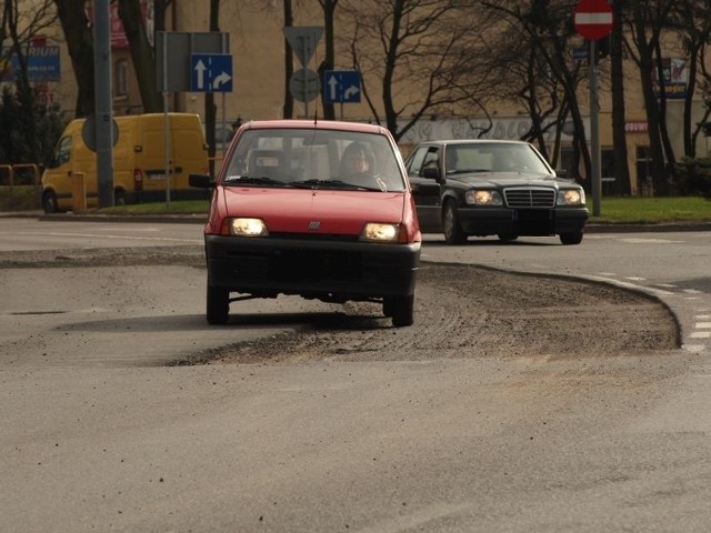 Wykonawca spóźnił się z naprawą. Dziś ubytek w nawierzchni w al. Sienkiewicza ma zostać uzupełniony. 