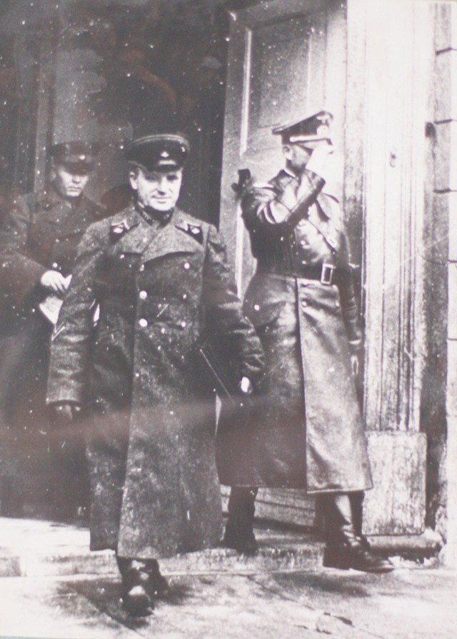 22 września 1939 r. Oficerowie &#8211; niemiecki i radziecki, wychodzą z Pałacu Branickich.