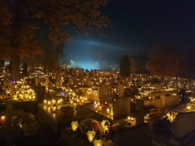 1 listopada to wyjątkowy dzień. Miliony osób odwiedzają nekropolie i zapalają znicze na grobach bliskich. Wyjątkowo pięknie cmentarze wyglądają nocą. Właśnie tak wyglądał w środę wieczorem cmentarz w Suchedniowie.>>>ZOBACZ WIĘCEJ NA KOLEJNYCH SLAJDACH