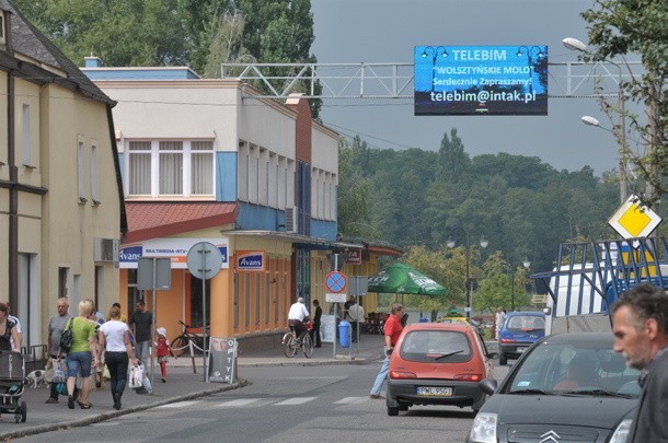 176-calowy ekran zawisł nad ulicą Poznańską prowadzącą nad Jezioro Wolsztyńskie.