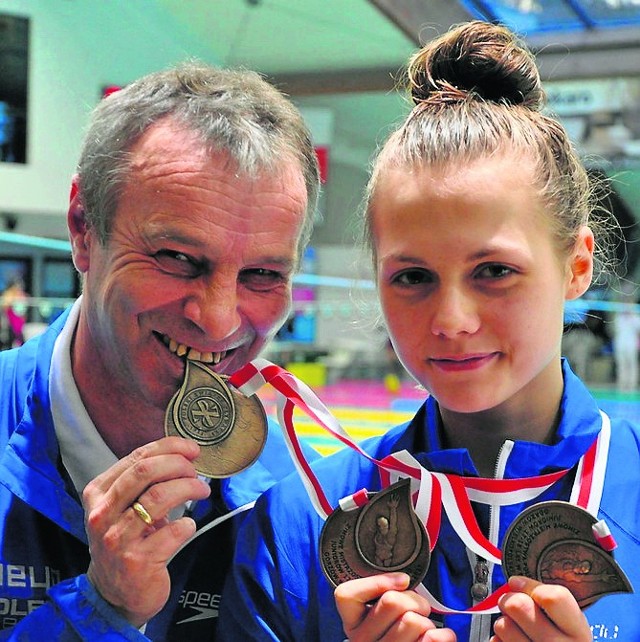 Weronika Hallmann potwierdziła znakomitą klasę dzięki serii medalowej.  Jej trener Dariusz Gromulski również lubi złoto.