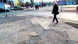 Zniszczone chodniki u zbiegu ulic Szparagowej i Aleksandrowskiej 