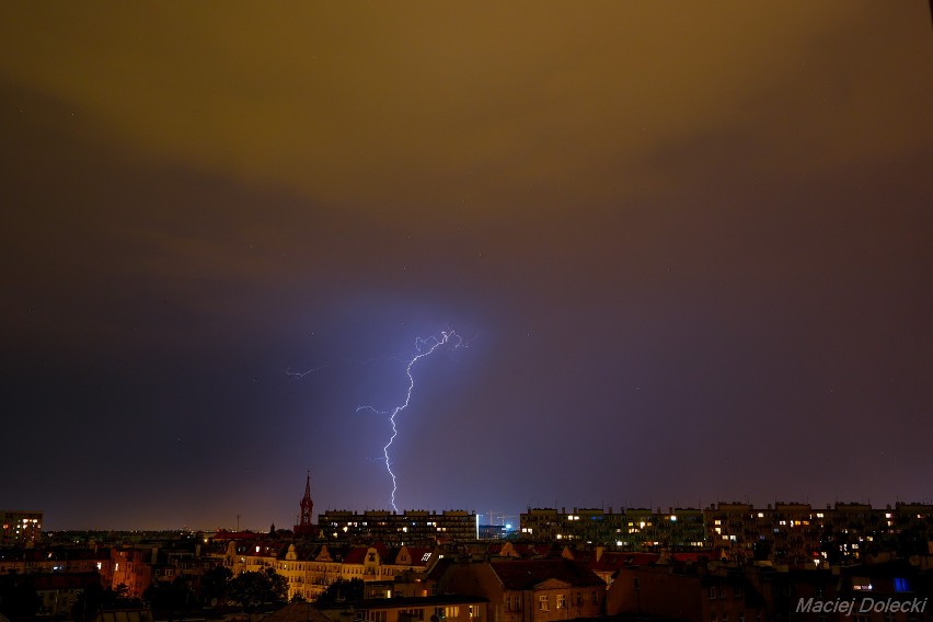 Nocna burza z piorunami we Wrocławiu. Zobacz zdjęcia. Jak będzie dziś? [GDZIE JEST BURZA]