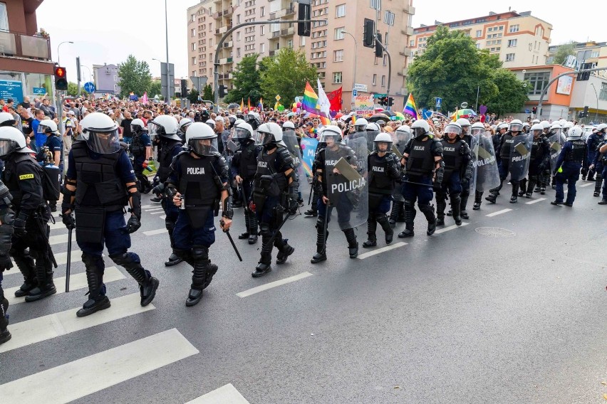 Po zajściach na marszu równości w Białymstoku policja ustaliła już tożsamość 72 osób [ZDJĘCIA]
