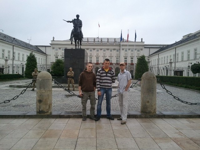 Krystian Florczak, Sławomir Rutkowski i Krzysztof Dziubalski zawędrowali także do Warszawy, pod pałac prezydenta.