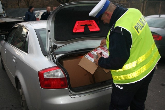 Rypińscy policjanci zatrzymali 50-latka, który przewoził w swoim pojeździe nielegalne papierosy. Mężczyzna wpadł podczas rutynowej kontroli. Straty Skarbu Państwa wyniosły ponad 65 tys. zł.