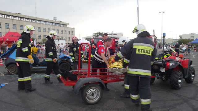 Kultura motoryzacyjna, bezpieczeństwo na drodze, elektromobilność, nauka udzielania pierwszej pomocy, liczne pokazy motoryzacyjne i symulacja wypadku drogowego z udziałem wszystkich służb ratownictwa drogowego to ważne aspekty wydarzenia Moto Safety Day, które odbyło się 28 lipca w Gdyni na Skwerze Kościuszki.  Imprezę poprowadził  dziennikarz motoryzacyjny Kuba Bielak.Fot. materiały prasowe