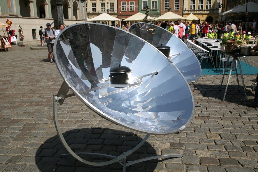 Kuchnia solarna rozmieściła się na Starym Rynku....