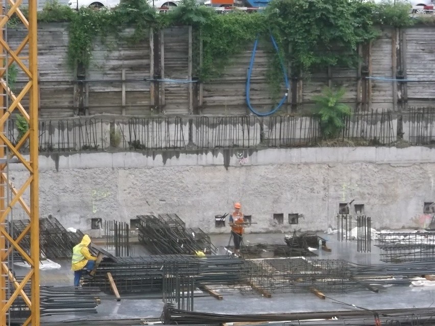 Wrocławski Hilton ma już fundamenty. Teraz będzie rósł (ZDJĘCIA)