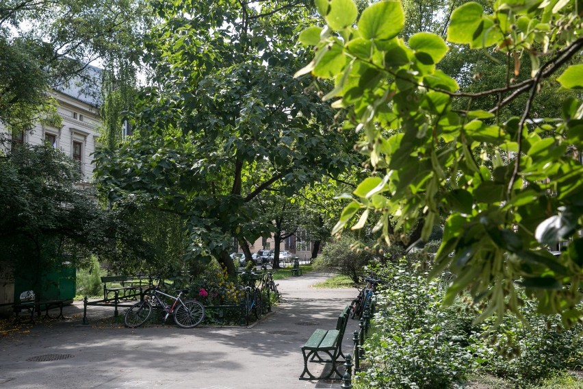 Kraków. Nowy plac Biskupi. Urzędnicy zwlekają, mieszkańcy czekają