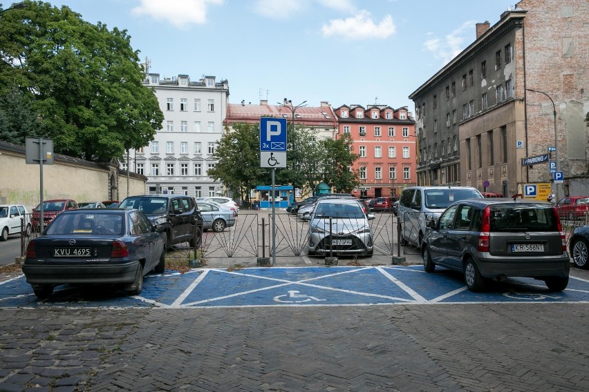 Kraków. Nowy plac Biskupi. Urzędnicy zwlekają, mieszkańcy czekają