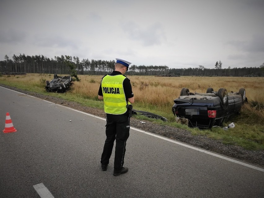 Policjanci z Bytowa szukają świadka wypadku między Wygodą a Kornem. To kierowca białego busa, który jechał w kierunku Bytowa