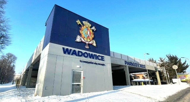 Dworzec autobusowy w Wadowicach wraz z centrum przesiadkowym zyskał nową elewację