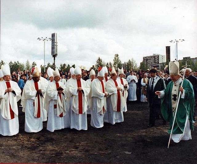 2 kwietnia przypada 12. rocznica śmierci papieża Jana Pawła II. Podczas swojego pontyfikatu Jan Paweł II odwiedził m.in. nasz region. Zobaczcie archiwalne zdjęcia z wizyty w Koszalinie, do której doszło 1 czerwca 1991 roku.Zobacz także Ołtarz, przy którym 1 czerwca 1991 roku w Koszalinie mszę świętą odprawił Jan Paweł II