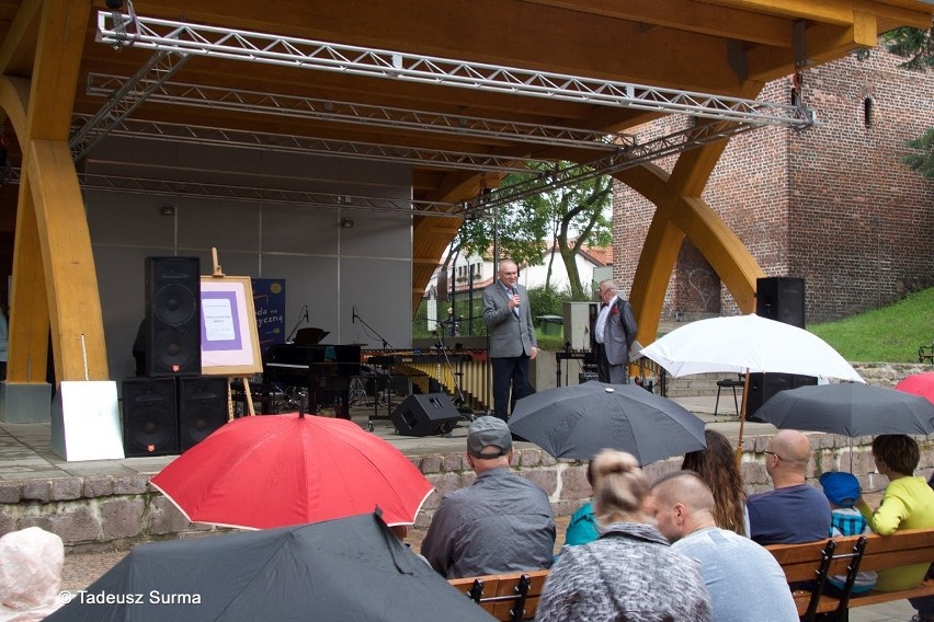 COOLturalne Wakacje w Stargardzie. "Szkoła muzyczna miastu". Publiczność pod parasolami [zdjęcia]