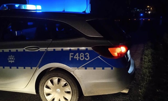 Policjanci pod nadzorem Prokuratury Rejonowej w Radomsku wyjaśniają okoliczności wypadku, do którego doszło 18 listopada w Gidlach. W wyniku zdarzenia zginął pieszy.  CZYTAJ DALEJ NA NASTĘPNYM SLAJDZIE