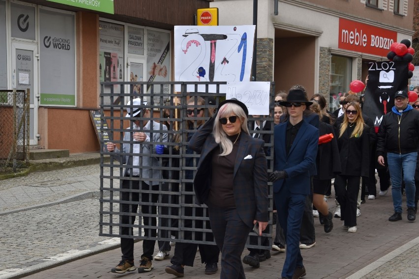 Uczniowie kościerskiego Ekonomika przeszli ulicami...