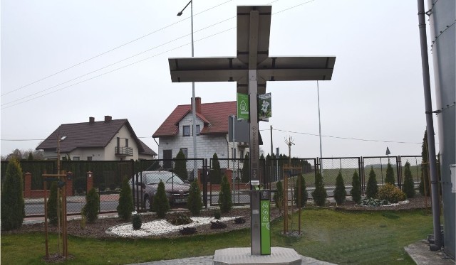 Zielona ładowarka wizualnie przypomina trochę drzewko, które wyposażone jest we własne baterie słoneczne. To urządzenie można zobaczyć i z niego skorzystać przy ulicy Koniecpolskiej.