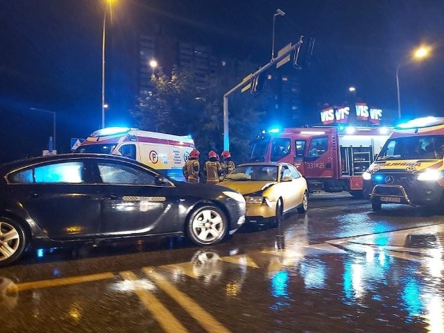 Do groźnego wypadek doszło w sobotni wieczór koło Galerii Słonecznej w Radomiu! Zderzyły się tu czołowo dwie osobówki. Od razu powstały duże utrudnienia, zablokowana była przez pewien czas ulica Chrobrego. Na miejscu pracowały wszystkie służby - policja, straż pożarna i pogotowie ratunkowe. Wkrótce więcej informacji.Na kolejnych slajdach zobaczcie jak wyglądał wypadek przy Słonecznej