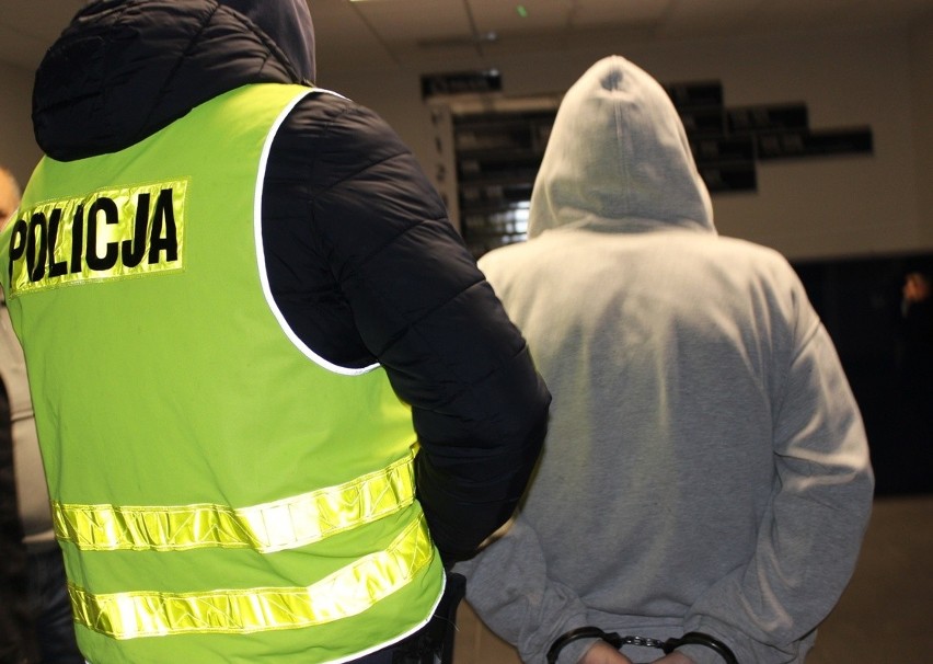 Toruńscy policjanci doprowadzili do sądu dwóch 35-latków,...