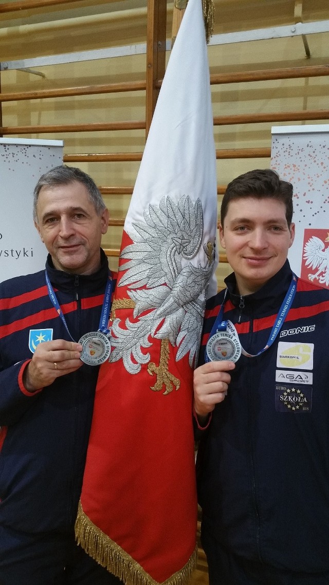 Końcówka roku to prawdziwa medalowa seria tenisitów stołowych KTS Koszalinianin, M. Matejka (z lewej) i P. Mazuryka 