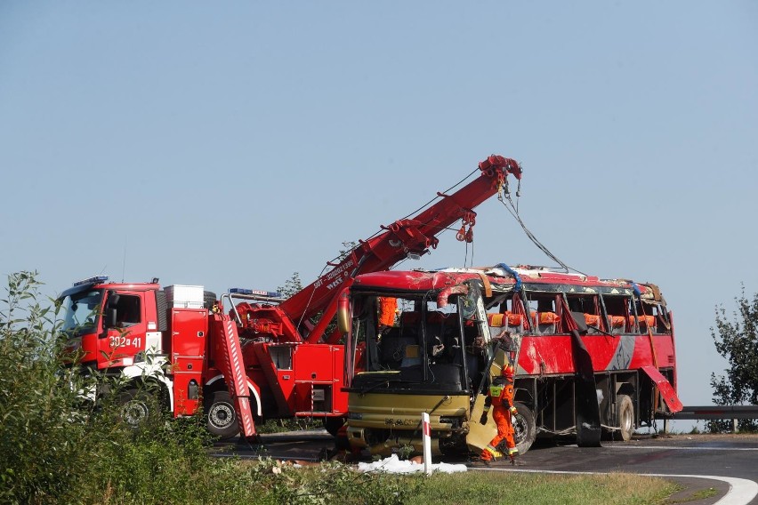 Ukraiński autobus spadł ze skarpy w Leszczawie Dolnej....