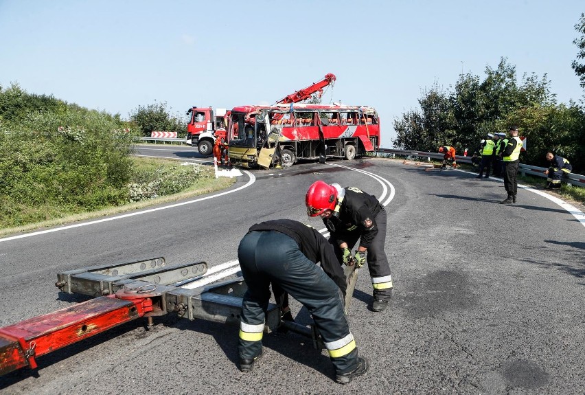 Ukraiński autobus spadł ze skarpy w Leszczawie Dolnej....