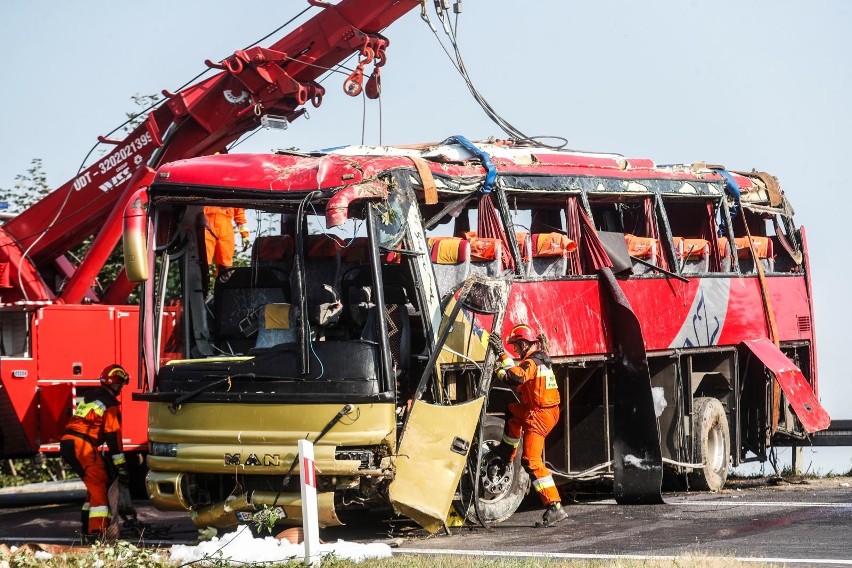 Ukraiński autobus spadł ze skarpy w Leszczawie Dolnej....