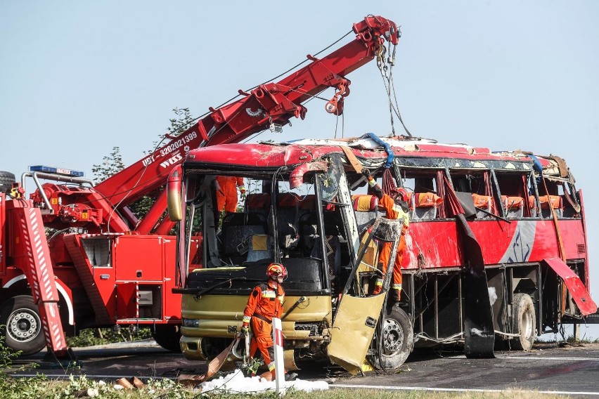 Ukraiński autobus spadł ze skarpy w Leszczawie Dolnej....