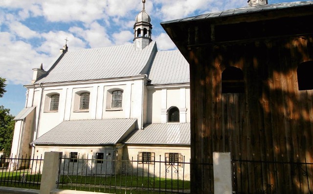 Osiemnastowieczny kościół z drewnianą dzwonnicą