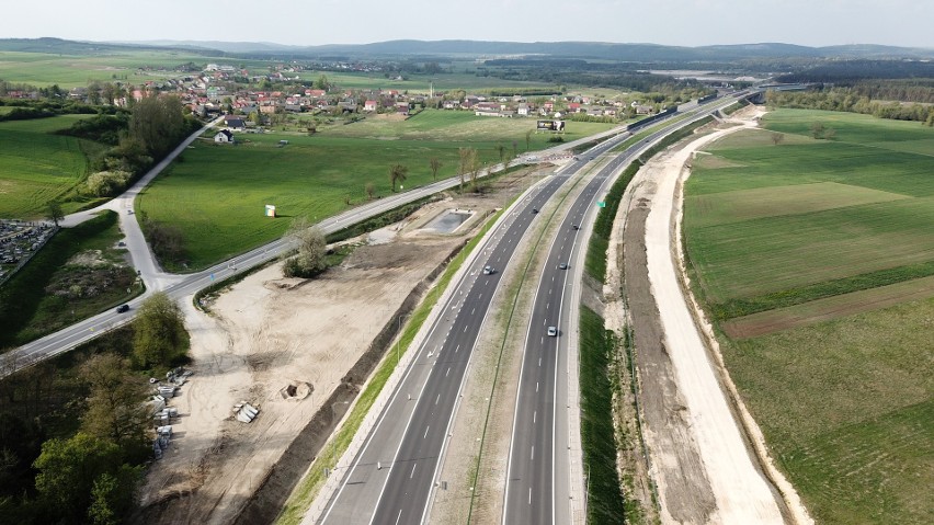 Problemy na budowie drogi ekspresowej S7 z Chęcin do Jędrzejowa. Salini miało zakończyć prace do 30 kwietnia, ale tego nie zrobiło (WIDEO)