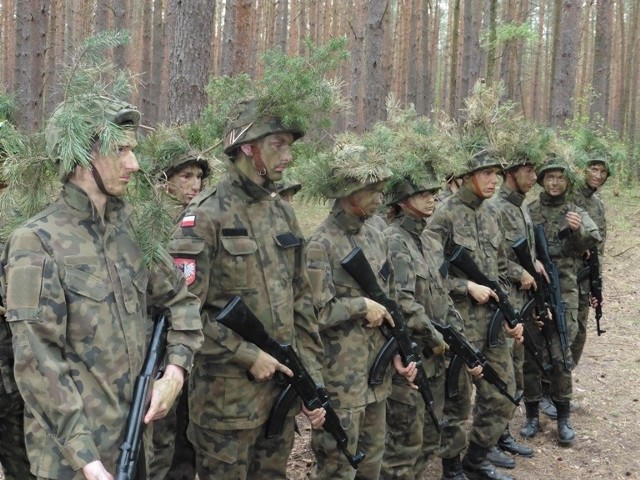 Uczniowie klas wojskowych  I i II Technikum Logistycznego w Szubinie wzięli udział w szkoleniu z zakwaterowaniem w obozie w warunkach polowych/leśnych. Miejscem szkolenia była Baza Turystyczna Chorągwi Kujawsko - Pomorskiej ZHP Ośrodek Pólko koło Koronowa. Kadetom towarzyszyli wychowawcy klas Agnieszka Bubczyk i mjr rez. Jarosław Odrobiński. Organizatorem szkolenia było Centrum Szkolenia Klas Mundurowych na czele z ppor. rez. Łukaszem Nieradko. Uczestnicy zbudowali własnoręcznie obozowisko. Otrzymali sprzęt wojskowy typu: hełmy, maski przeciw gazowe, apteczki i pałatki. Już pierszego dnia przeszli szkolenie strzeleckie z budowy broni, rozkładania i składania kbk AK i kbk AKMS, ładowania magazynków oraz strzelania z broni pneumatycznej (wiatrówek). Przeszli też szkolenie chemiczne. Co jeszcze się dziaŁo? Zobacz pod kolejnymi zdjęciami.Flesz - wypadki drogowe. Jak udzielić pierwszej pomocy?