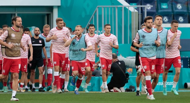 Reprezentacja Polski już po trzech meczach fazy grupowej pożegnała się z Euro 2020. Postanowiliśmy sprawdzić, z kogo ani razu nie skorzystał Paulo Sousa w żadnym ze spotkań. Portugalczyk powołał na turniej 25 piłkarzy (nie licząc Radosława Majeckiego, który był "treningowym" bramkarzem i kontuzjowanego Arkadiusza Milika) i trzeba przyznać, że skorzystał ze zdecydowanej większości zawodników, bo w trzech meczach wystąpiło 19 graczy. Szansy ani razu z tej grupy nie dał sześciu zawodnikom. Sprawdzamy komu i dlaczego.Zobacz, kto nie zagrał ani minuty podczas Euro 2020 --->