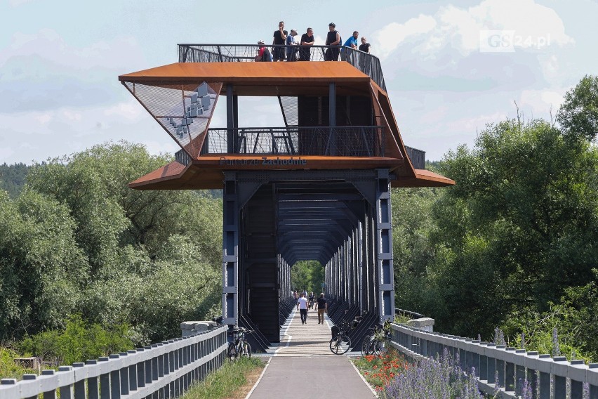 Most w Siekierkach. Dla rowerzystów i pieszych. To jedna z...