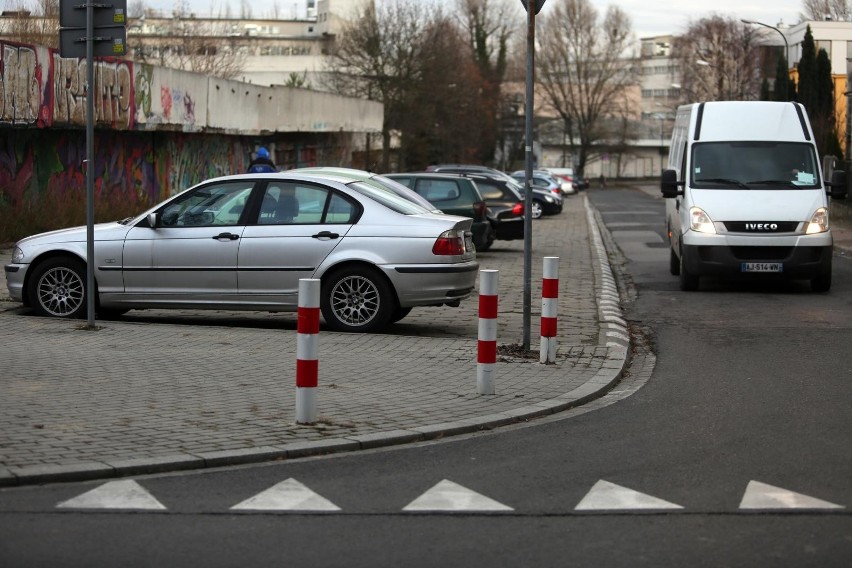 Obecnie, w świetle obowiązujących przepisów, na chodniku...