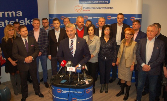 Rafał Rajkowski pojawił się na konferencji prasowej w towarzystwie swoich politycznych i samorządowych przyjaciół.